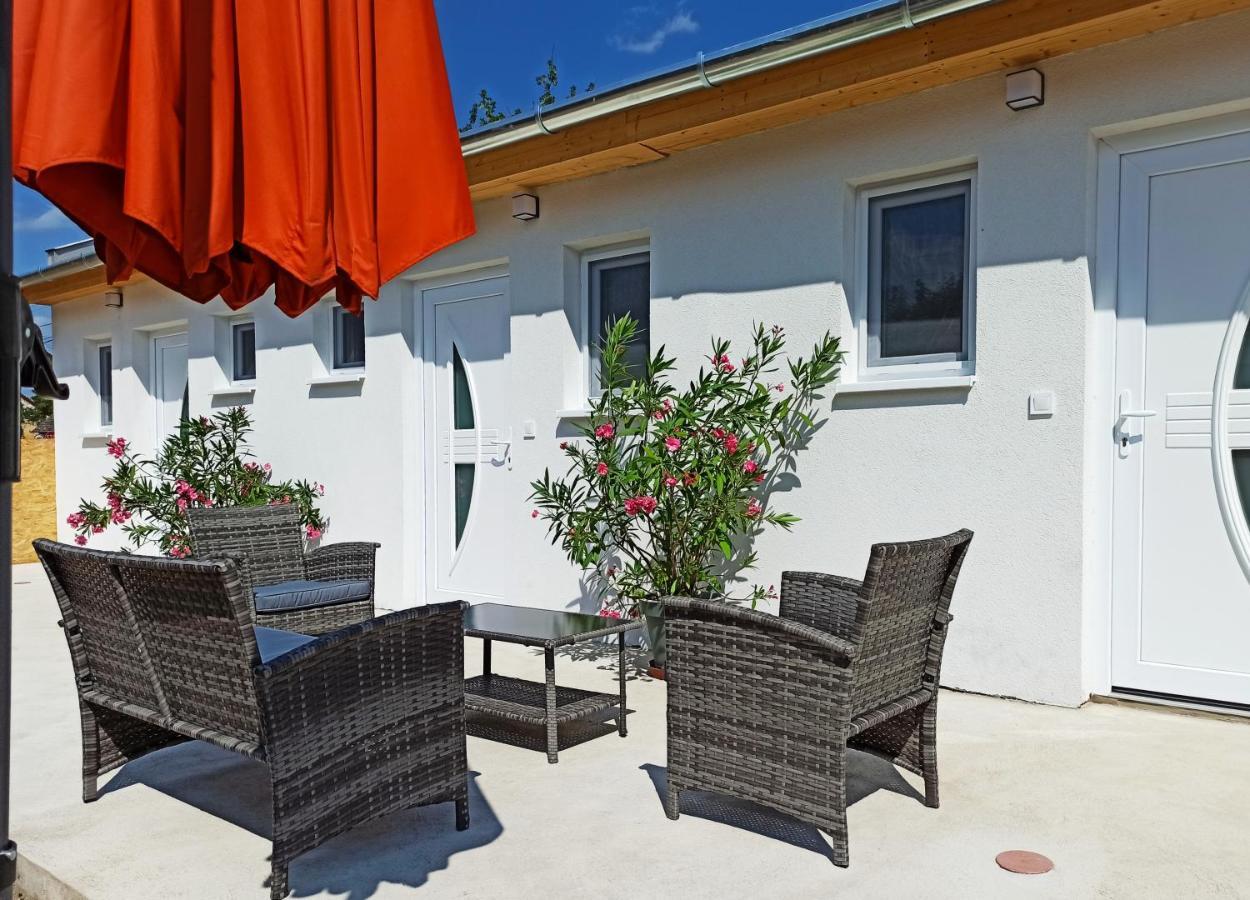 Grafit Apartmanok Hajdunanas Exterior photo