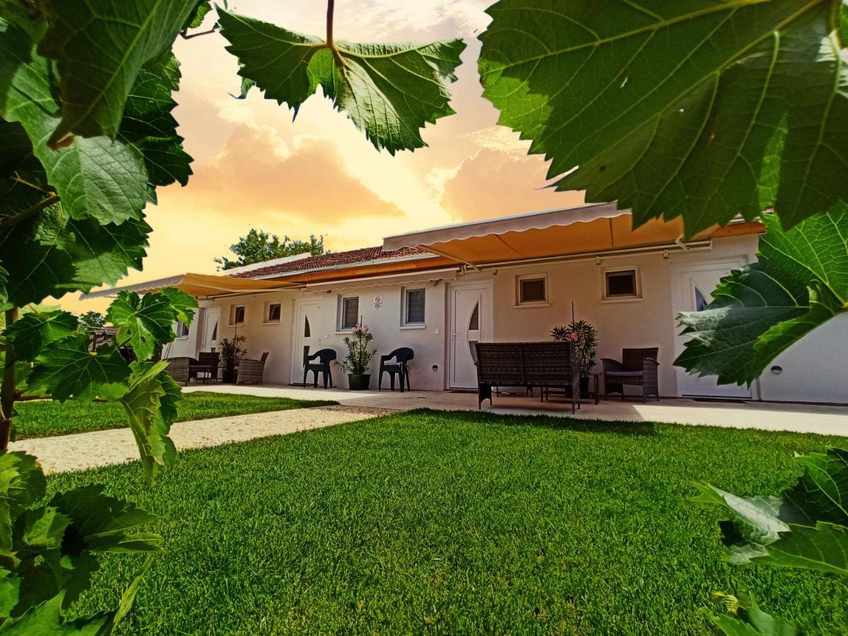 Grafit Apartmanok Hajdunanas Exterior photo